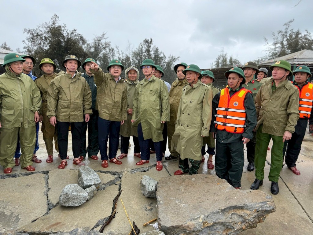 Bí thư Thành ủy Huế Nguyễn Đình Trung và Chủ tịch UBND TP Huế Phan Thiên Định cùng đi kiểm tra những nơi xung yếu, dễ xảy ra sạt lở, ngập lụt trước bão số 12 Bí thư Thành ủy Huế Nguyễn Đình Trung và Chủ tịch UBND TP Huế Phan Thiên Định cùng đi kiểm tra những nơi xung yếu, dễ xảy ra sạt lở, ngập lụt trước bão số 12