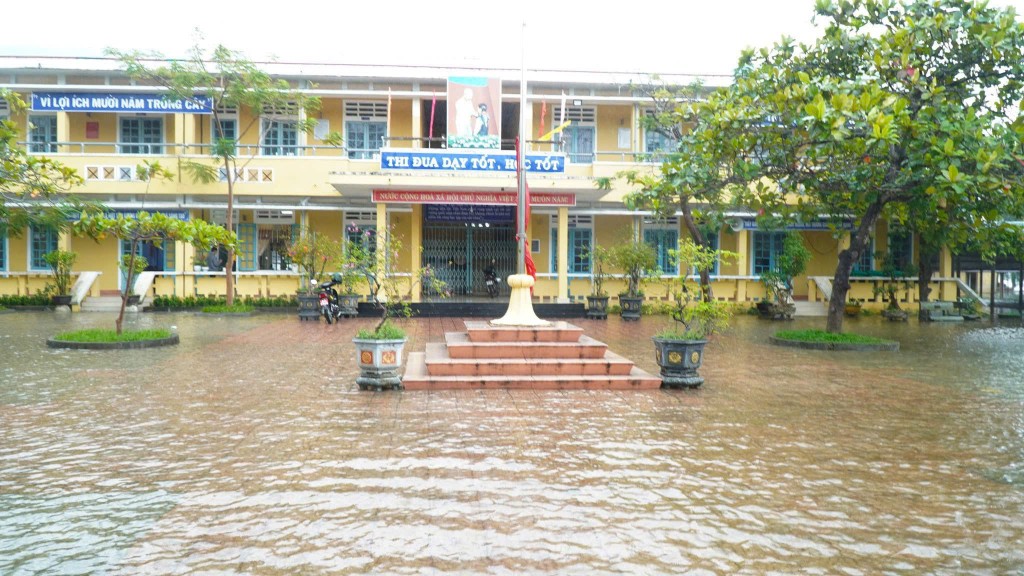 Nhiều trường học tại vùng trũng thấp trên địa bàn TP Huế đã bị ngập nước Nhiều trường học tại vùng trũng thấp trên địa bàn TP Huế đã bị ngập nước