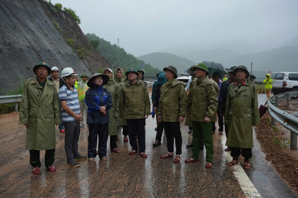 Kiểm tra các khu vực có nguy cơ sạt lở tại xã Khe Tre, đoạn đường dẫn lên cao tốc La Sơn - Túy Loan Kiểm tra các khu vực có nguy cơ sạt lở tại xã Khe Tre, đoạn đường dẫn lên cao tốc La Sơn - Túy Loan