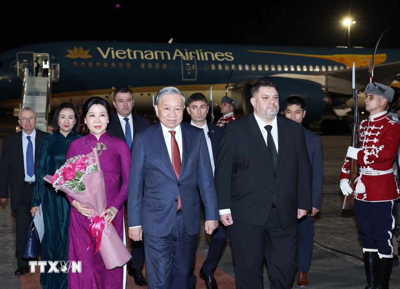 Lễ đón Tổng Bí thư Tô Lâm và Phu nhân tại sân bay quốc tế Sofia. (Ảnh: Thống Nhất/TTXVN) Lễ đón Tổng Bí thư Tô Lâm và Phu nhân tại sân bay quốc tế Sofia. (Ảnh: Thống Nhất/TTXVN)