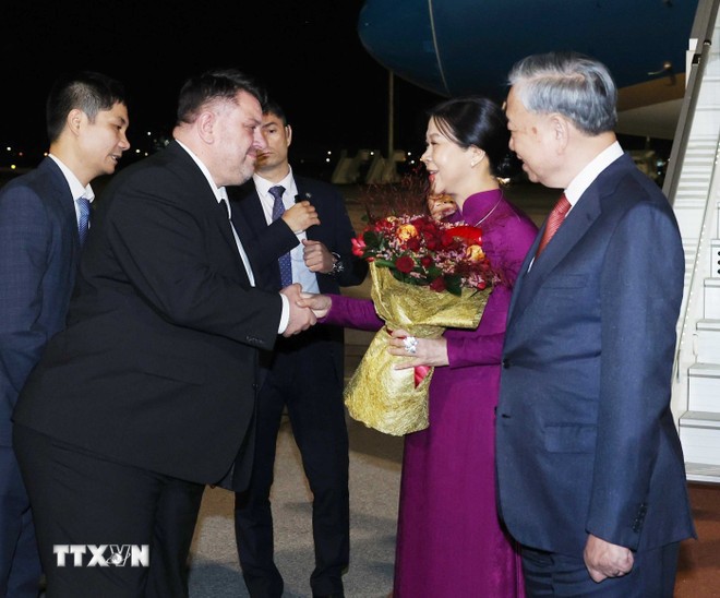 Lễ đón Tổng Bí thư Tô Lâm và Phu nhân tại sân bay quốc tế Sofia. (Ảnh: Thống Nhất/TTXVN) Lễ đón Tổng Bí thư Tô Lâm và Phu nhân tại sân bay quốc tế Sofia. (Ảnh: Thống Nhất/TTXVN)