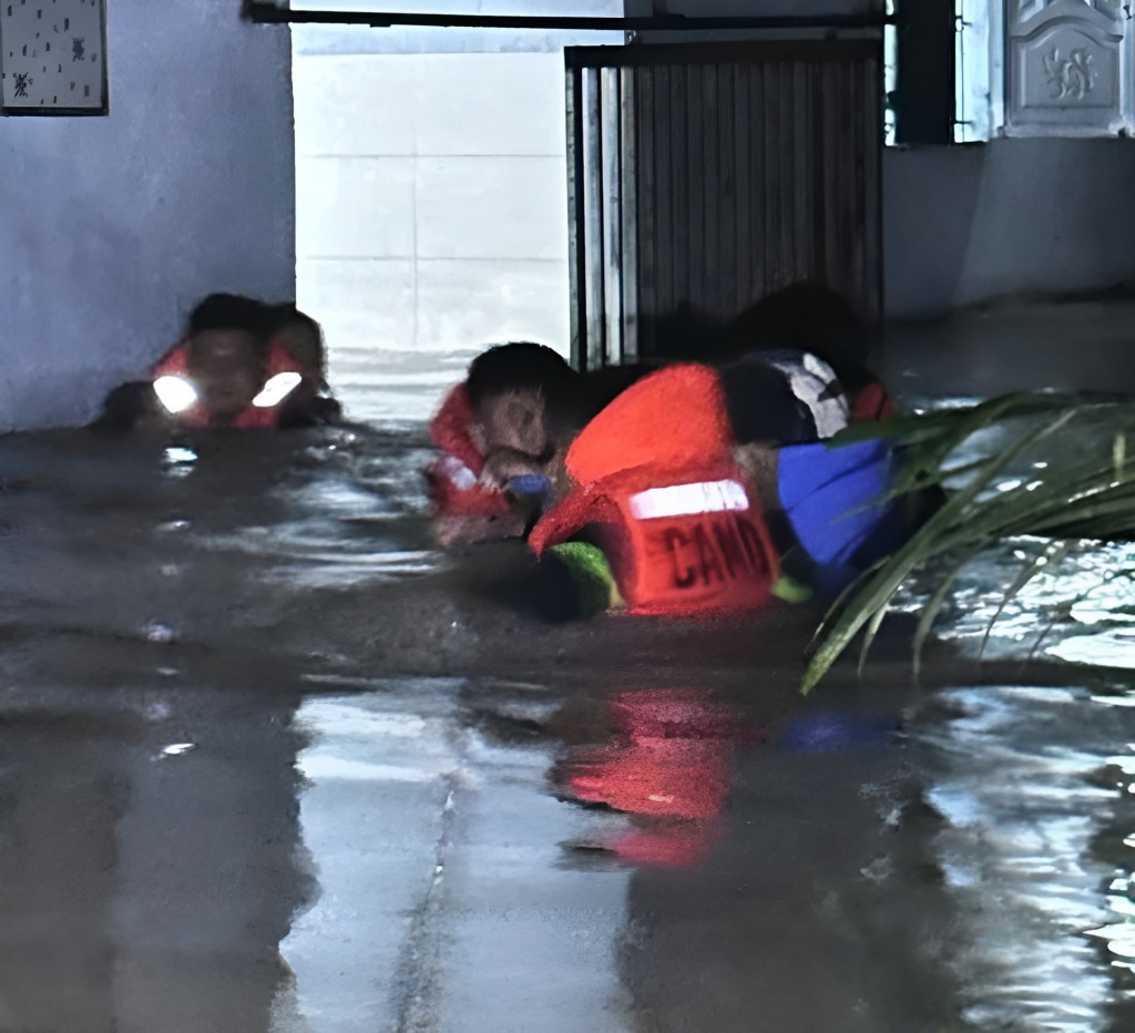 Các chiến sĩ giải cứu người giữa làn nước ngập sâu gần 2m Các chiến sĩ giải cứu người giữa làn nước ngập sâu gần 2m