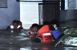 Giải cứu 127 người trong trận ngập lụt lịch sử ở phường Bến Cát