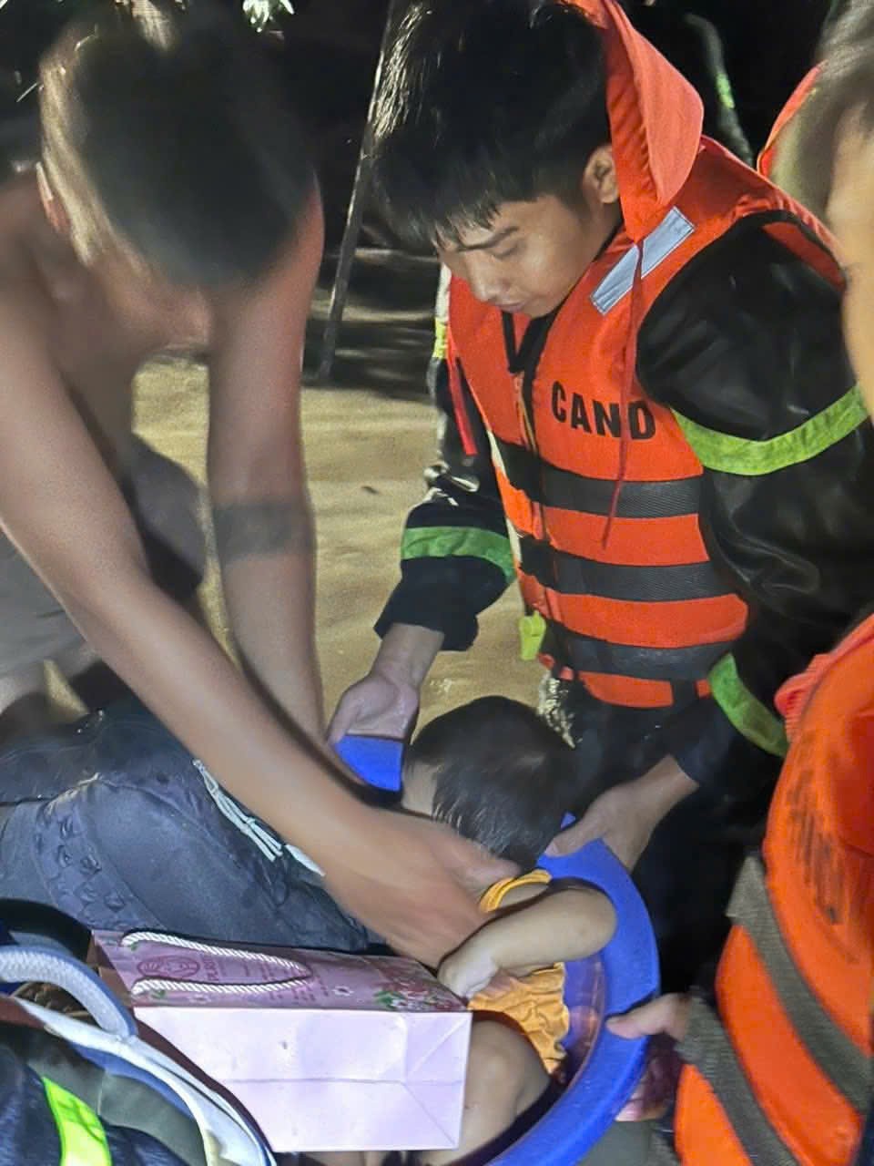 Trẻ em được các chiến sĩ giải cứu Trẻ em được các chiến sĩ giải cứu