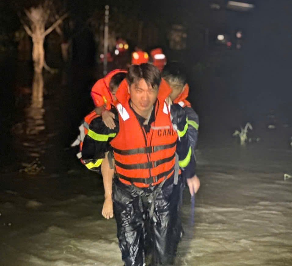 127 người trong trận ngập lụt lịch sử ở phường Bến Cát 127 người trong trận ngập lụt lịch sử ở phường Bến Cát