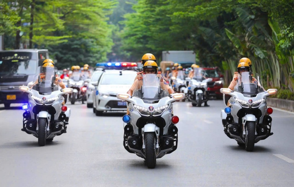 Lực lượng CSGT Hà Nội sẵn sàng phương án bảo đảm trật tự, an toàn giao thông phục vụ lễ mở ký Công ước của Liên Hợp Quốc về chống tội phạm mạng (Ảnh: Ngọc Tiến).