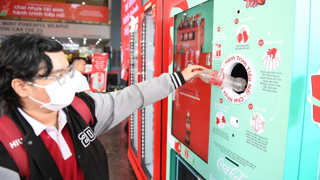 Bạn trẻ hưởng ứng chương trình thu gom rác thải nhựa