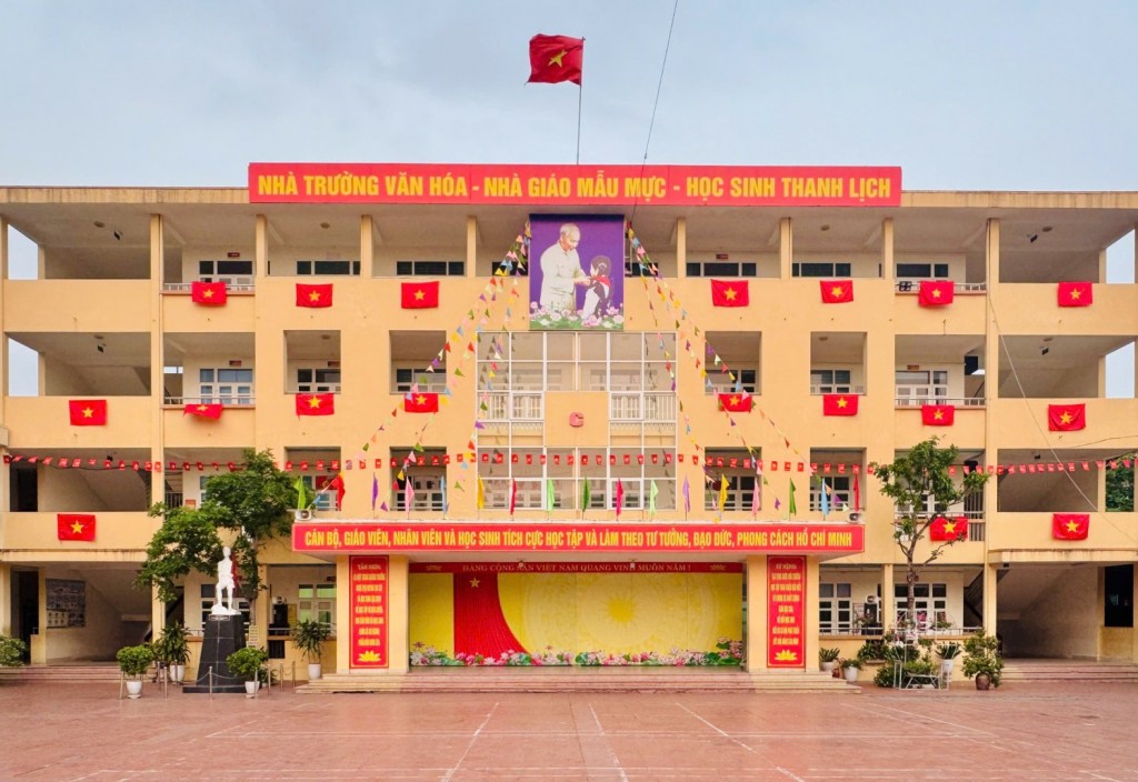 Hiệu trưởng trường THCS Nguyễn Văn Thuộc bị cách chức Hiệu trưởng trường THCS Nguyễn Văn Thuộc bị cách chức