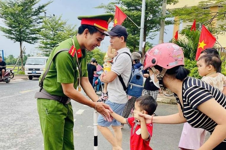 Gieo mầm ý thức văn hóa an toàn giao thông cho học sinh