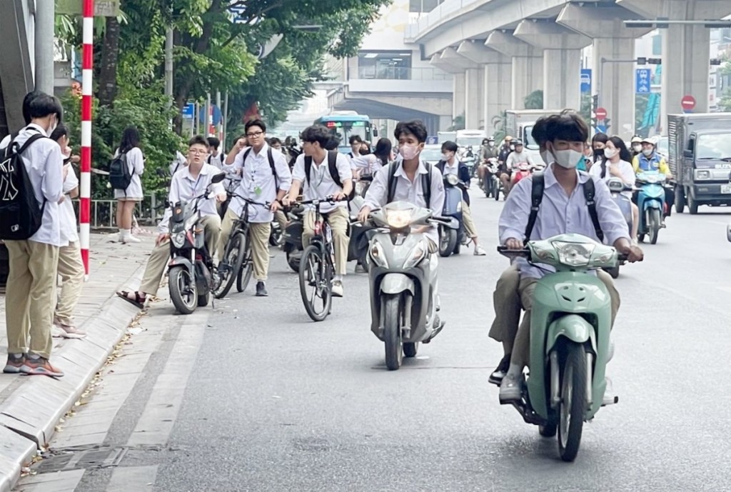 Gieo mầm ý thức văn hóa an toàn giao thông cho học sinh