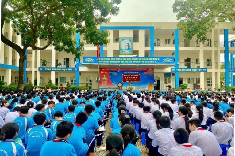 Gieo mầm ý thức văn hóa an toàn giao thông cho học sinh