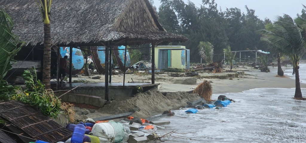 Đà Nẵng: Bờ biển Hội An Tây tiếp tục bị sạt lở nghiêm trọng