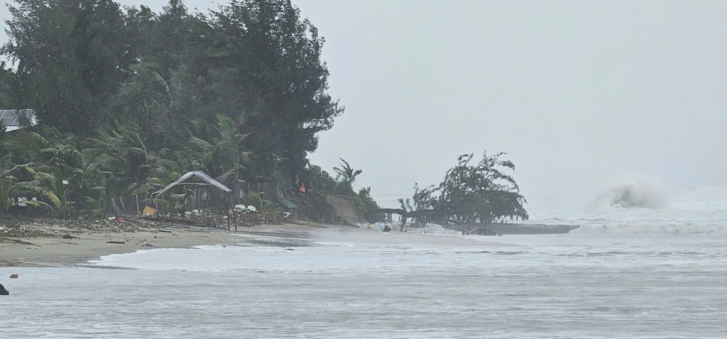 Đà Nẵng: Bờ biển Hội An Tây tiếp tục bị sạt lở nghiêm trọng