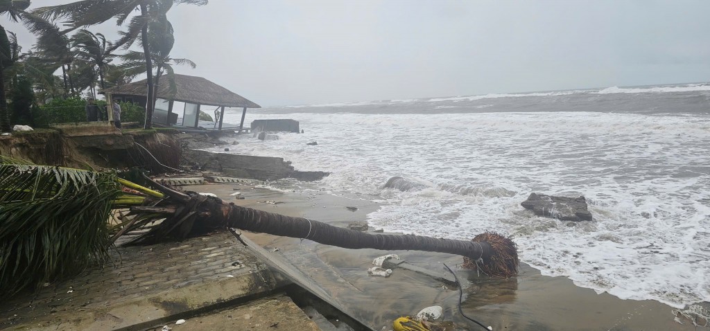 Đà Nẵng: Bờ biển Hội An Tây tiếp tục bị sạt lở nghiêm trọng