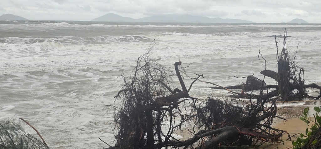 Đà Nẵng: Bờ biển Hội An Tây tiếp tục bị sạt lở nghiêm trọng