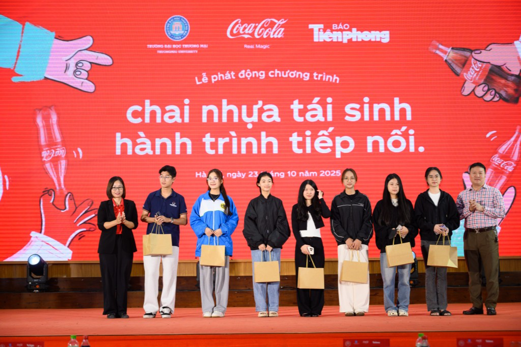 Các bạn sinh viên được nhận quà tại chương trình 