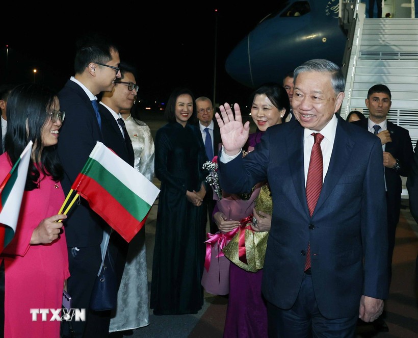 Lễ đón Tổng Bí thư Tô Lâm và Phu nhân tại sân bay quốc tế Sofia. (Ảnh: Thống Nhất/TTXVN) Lễ đón Tổng Bí thư Tô Lâm và Phu nhân tại sân bay quốc tế Sofia. (Ảnh: Thống Nhất/TTXVN)