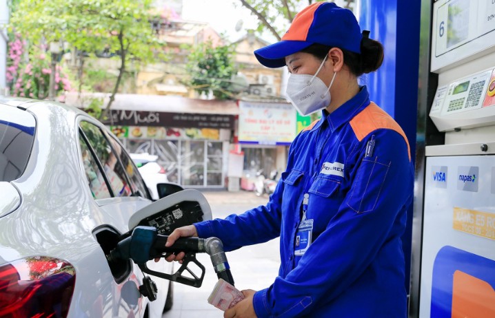 Giá xăng RON95-III xuống mức 19.726 đồng mỗi lít