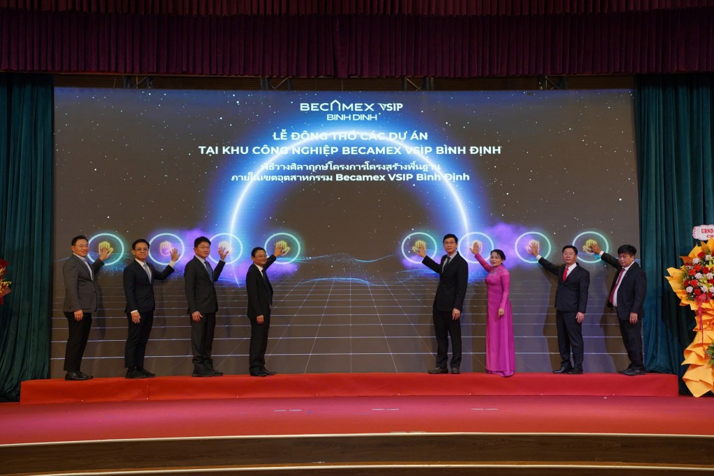 ác đại biểu thực hiện nghi thức Lễ động thổ các hạng mục trọng điểm thuộc Khu công nghiệp – đô thị – dịch vụ Becamex VSIP Bình Định