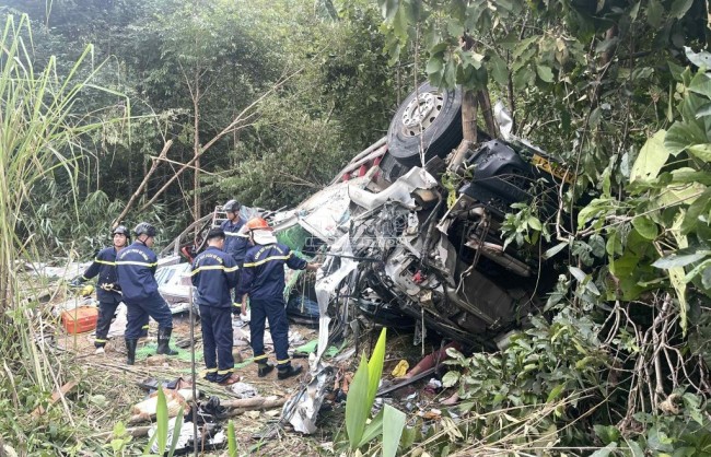 Quảng Ngãi: Xe tải lật trên đèo Ngọc Vin, 4 người thương vong