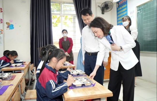 Kiểm tra đột xuất công tác thí điểm tổ chức bữa ăn bán trú