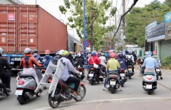 TP Hồ Chí Minh: Tăng cường xử lý xe máy leo vỉa hè