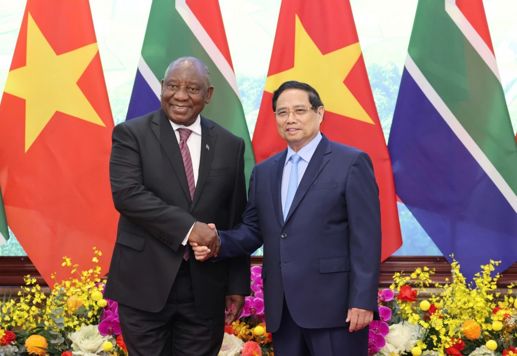 Thủ tướng Phạm Minh Chính bày tỏ vui mừng gặp lại và chào mừng Tổng thống Ciryl Ramaphosa, cùng Đoàn đại biểu cấp cao Nam Phi thăm cấp nhà nước Việt Nam - Ảnh: VGP/Nhật Bắc