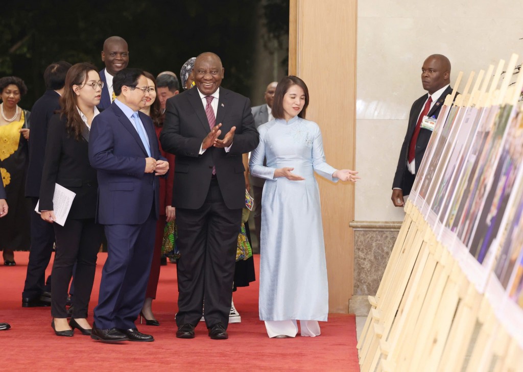 Thủ tướng Phạm Minh Chính và Tổng thống Cyril Ramaphosa tham quan trưng bày ảnh về quan hệ hợp tác Việt Nam - Nam Phi - Ảnh: VGP/Nhật Bắc