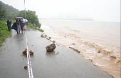 TP Huế: Sạt lở nghiêm trọng tuyến đường ven biển xã Phú Lộc