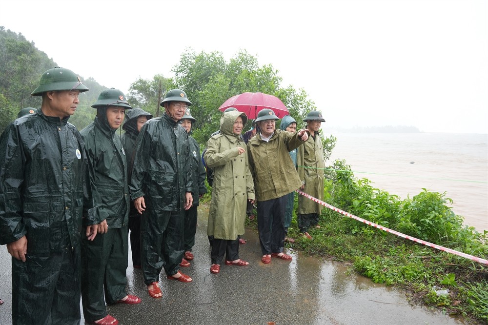 Phó Chủ tịch UBND thành phố Huế Hoàng Hải Minh kiểm tra hiện trường điểm sạt lở