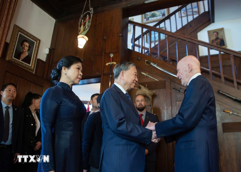 Tổng Bí thư Tô Lâm và Phu nhân gặp Cựu hoàng Simeon Saxe-Coburg-Gotha. (Ảnh: TTXVN phát) Tổng Bí thư Tô Lâm và Phu nhân gặp Cựu hoàng Simeon Saxe-Coburg-Gotha. (Ảnh: TTXVN phát)