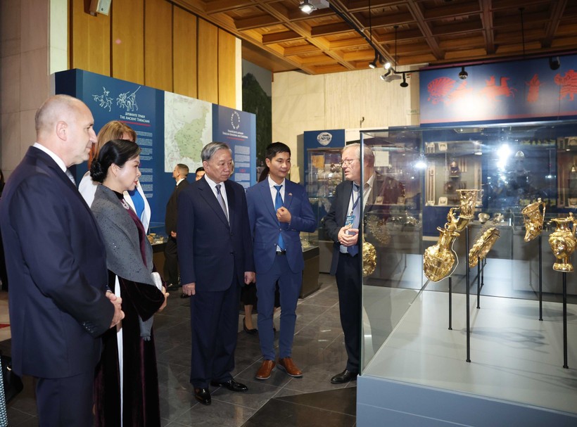 Tổng Bí thư Tô Lâm và Phu nhân với Tổng thống Cộng hòa Bulgaria Rumen Radev và Phu nhân tham quan Bảo tàng lịch sử Quốc gia Bulgaria. (Ảnh: Thống Nhất/TTXVN) Tổng Bí thư Tô Lâm và Phu nhân với Tổng thống Cộng hòa Bulgaria Rumen Radev và Phu nhân tham quan Bảo tàng lịch sử Quốc gia Bulgaria. (Ảnh: Thống Nhất/TTXVN)