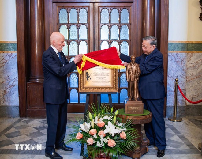 Tổng Bí thư Tô Lâm và Phu nhân gặp Cựu hoàng Simeon Saxe-Coburg-Gotha. (Ảnh: TTXVN phát) Tổng Bí thư Tô Lâm và Phu nhân gặp Cựu hoàng Simeon Saxe-Coburg-Gotha. (Ảnh: TTXVN phát)