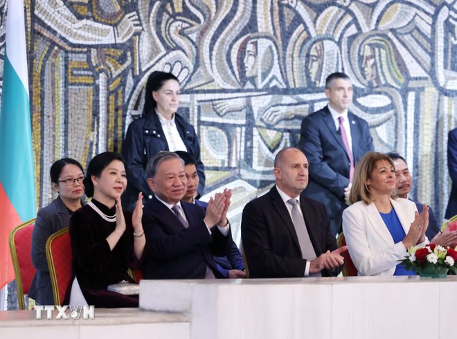 Tổng Bí thư Tô Lâm và Phu nhân cùng Tổng thống Cộng hòa Bulgaria Rumen Radev và Phu nhân xem biểu diễn nghệ thuật 2 nước Việt Nam-Bulgaria. (Ảnh: Thống Nhất/TTXVN) Tổng Bí thư Tô Lâm và Phu nhân cùng Tổng thống Cộng hòa Bulgaria Rumen Radev và Phu nhân xem biểu diễn nghệ thuật 2 nước Việt Nam-Bulgaria. (Ảnh: Thống Nhất/TTXVN)