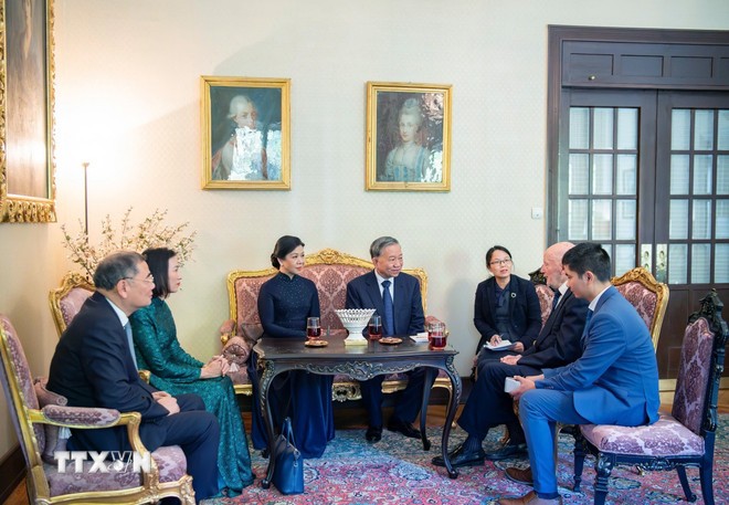 Tổng Bí thư Tô Lâm và Phu nhân gặp Cựu hoàng Simeon Saxe-Coburg-Gotha. (Ảnh: TTXVN phát) Tổng Bí thư Tô Lâm và Phu nhân gặp Cựu hoàng Simeon Saxe-Coburg-Gotha. (Ảnh: TTXVN phát)