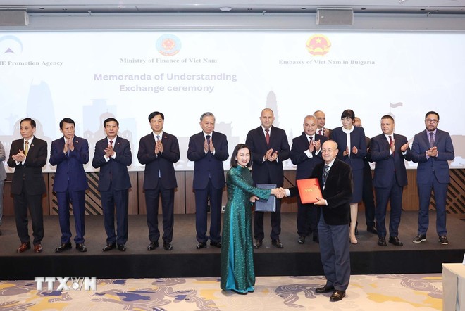 Tổng Bí thư Tô Lâm và Tổng thống Bulgaria Rumen Radev chứng kiến lễ trao Thỏa thuận hợp tác về công tác trọng tài giữa Trung tâm Trọng tài quốc tế Việt Nam với Tòa trọng tài (thuộc Phòng Thương mại và Công nghiệp Bulgaria - BCCI). (Ảnh: Thống Nhất/TTXVN) Tổng Bí thư Tô Lâm và Tổng thống Bulgaria Rumen Radev chứng kiến lễ trao Thỏa thuận hợp tác về công tác trọng tài giữa Trung tâm Trọng tài quốc tế Việt Nam với Tòa trọng tài (thuộc Phòng Thương mại và Công nghiệp Bulgaria - BCCI). (Ảnh: Thống Nhất/TTXVN)