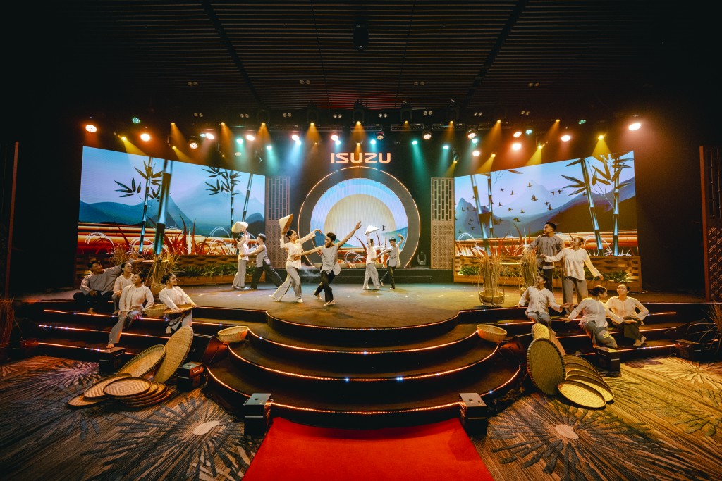 Tinh thần chủ đạo của buổi lễ là sự tôn trọng và tôn vinh văn hóa Việt Nam – nơi ISUZU đã bén rễ sâu và vươn mình phát triển_ Tinh thần chủ đạo của buổi lễ là sự tôn trọng và tôn vinh văn hóa Việt Nam – nơi ISUZU đã bén rễ sâu và vươn mình phát triển_