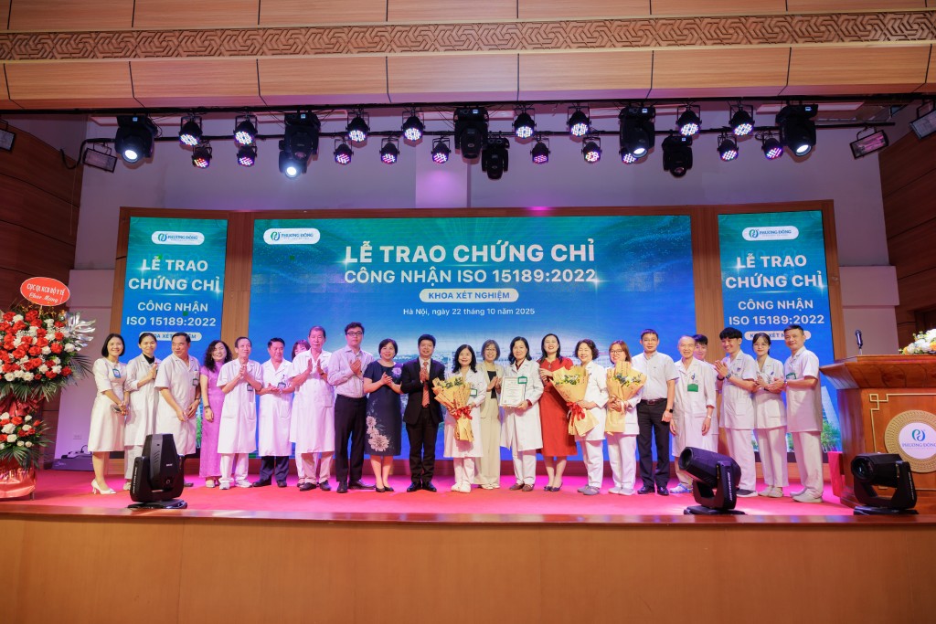 Đại diện Bộ Y tế, Ban Giám đốc và đội ngũ y bác sĩ Khoa Xét nghiệm - BV Phương Đông chụp ảnh lưu niệm. Đại diện Bộ Y tế, Ban Giám đốc và đội ngũ y bác sĩ Khoa Xét nghiệm - BV Phương Đông chụp ảnh lưu niệm.