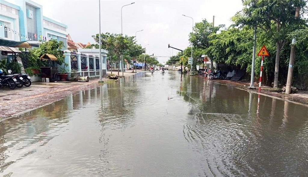 Mưa lớn kết hợp triều cường gây ngập sâu trên một số tuyến đường ở Cà Mau.