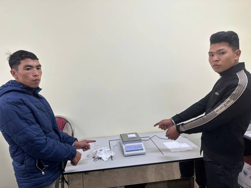 Đối tượng Ho (bên phải) và Cang (bên trái) tại cơ quan Công an Đối tượng Ho (bên phải) và Cang (bên trái) tại cơ quan Công an