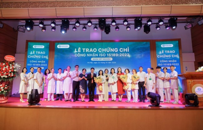 Bệnh viện Phương Đông đón nhận chứng chỉ quốc tế ISO 15189:2022