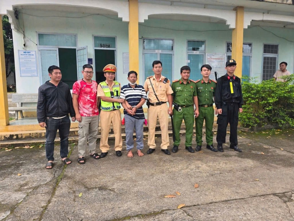 Bắt nghi phạm chém 2 người nguy kịch sau hơn 15 giờ gây án Bắt nghi phạm chém 2 người nguy kịch sau hơn 15 giờ gây án