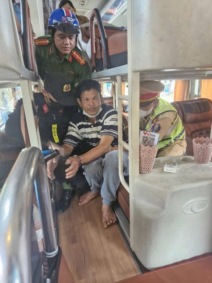Bắt nghi phạm chém 2 người nguy kịch sau hơn 15 giờ gây án Bắt nghi phạm chém 2 người nguy kịch sau hơn 15 giờ gây án