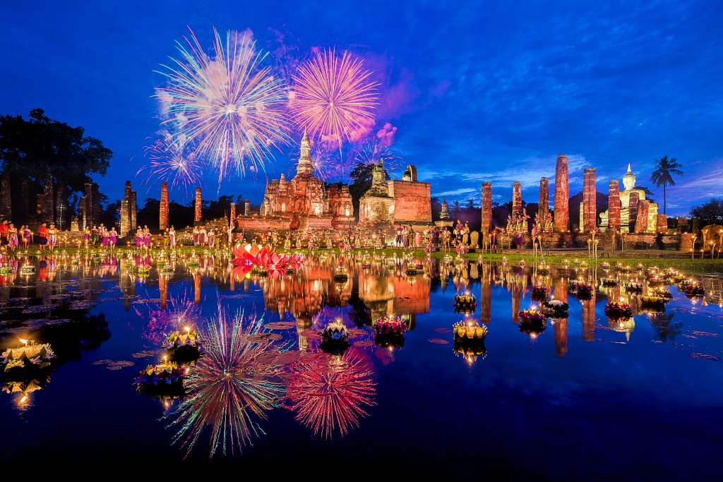 Hình ảnh lễ hội Loykrathong tại công viên lịch sử Sukhothai tỉnh Sukhothai (hình ảnh từ TAT) 