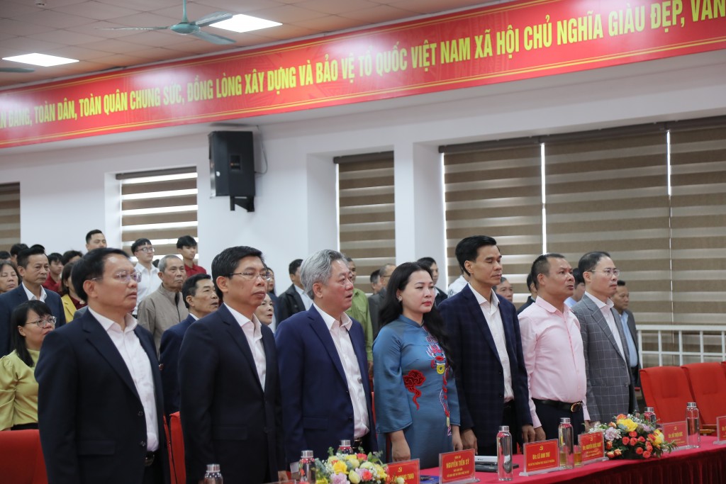 Đại biểu dự Lễ phát động phong trào “Học tập số toàn dân”… thực hiện nghi lễ chào cờ