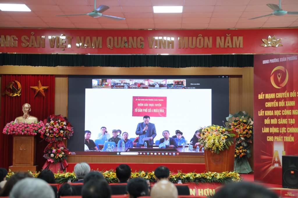 Đại diện TDP số 4  Miêu Nha phát biểu hưởng ứng Lễ phát động phong trào “Học tập số toàn dân” năm 2025 tại điểm cầu trực tuyến nhà văn hóa TDP số 4 Miêu Nha