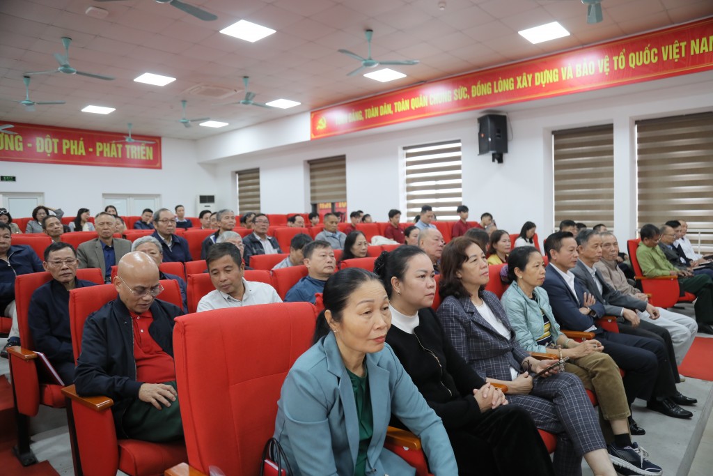 Đại biểu đại diện các tổ dân phố, các cơ quan đơn vị trên địa bàn phường Xuân Phương dự Lễ phát động phong trào “Học tập số toàn dân”