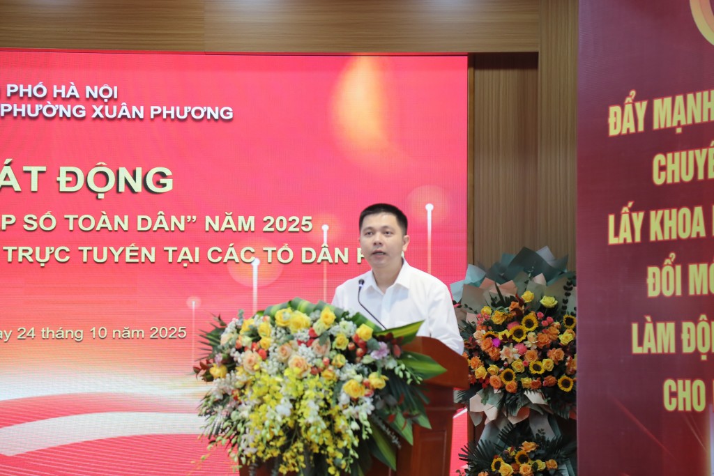 Phó Chủ tịch UBND phường Xuân Phương Nguyễn Anh Đức phát biểu tại Lễ phát động phong trào “Học tập số toàn dân” năm 2025 điểm cầu Trụ sở UBND phường Xuân Phương