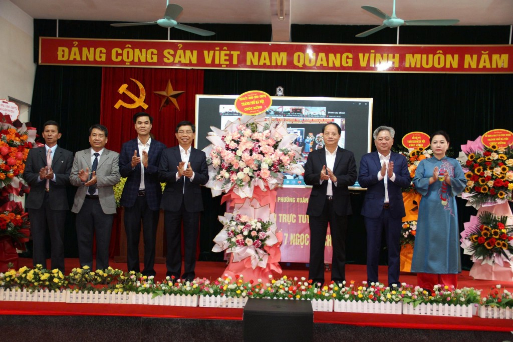 Đồng chí Nguyễn Doãn Toản, Ủy viên Ban Thường vụ Thành ủy, Trưởng ban Tuyên giáo và Dân vận Thành ủy Hà Nội tặng hoa chúc mừng phường Xuân Phương và TDP số 7 khai trương mô hình phòng họp trực tuyến tại nhà văn hóa TDP số 7