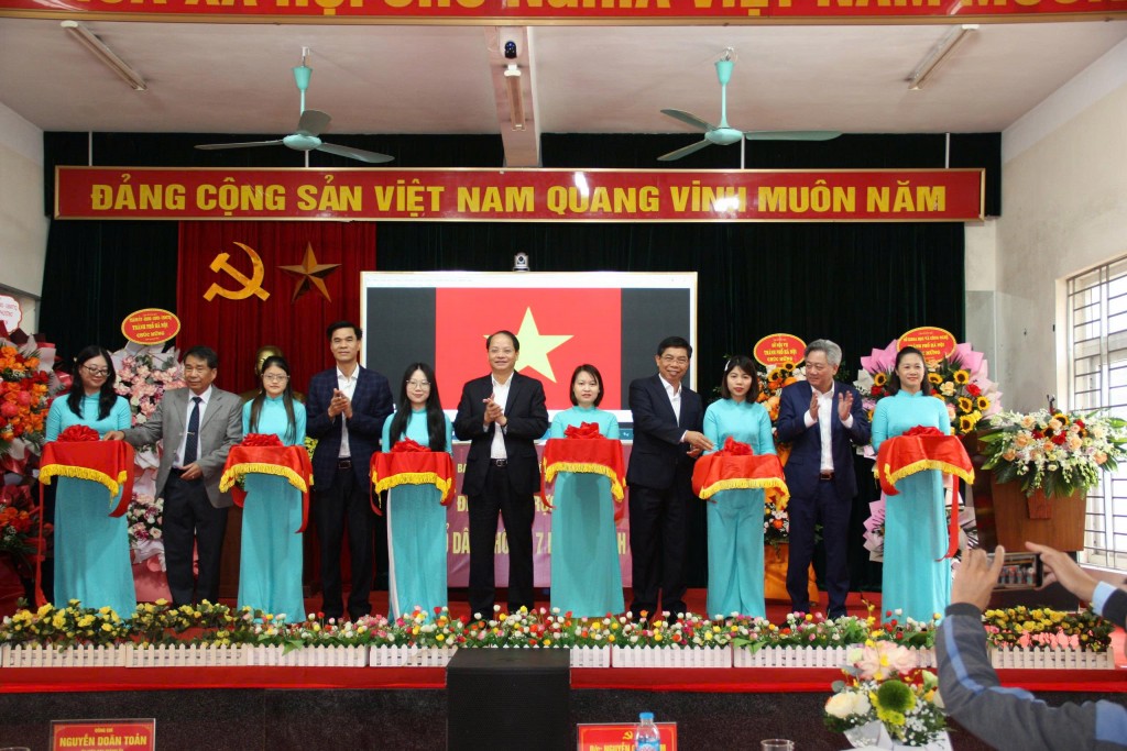 Ủy viên Ban Thường vụ Thành ủy, Trưởng ban Tuyên giáo và Dân vận Thành ủy Hà Nội Nguyễn Doãn Toản cùng các đồng chí lãnh đạo Đảng uỷ, UBND phường Xuân Phương cắt băng khai trương mô hình phòng họp trực tuyến tại nhà văn hóa Tổ dân phố số 7